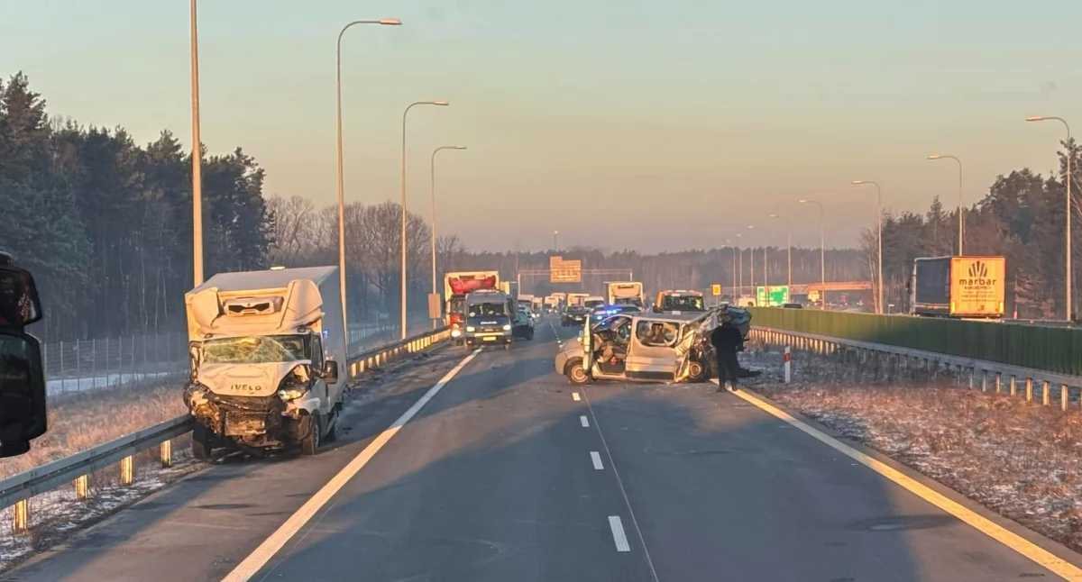 Wypadek na S17 - dwie osoby ranne, kilkugodzinne utrudnienia w ruchu
