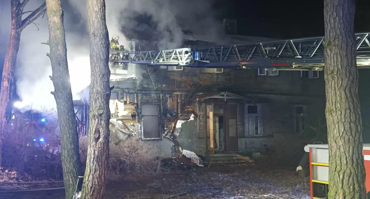 Pożar starego budynku drewnianego w Otwocku - akcja straży pożarnej