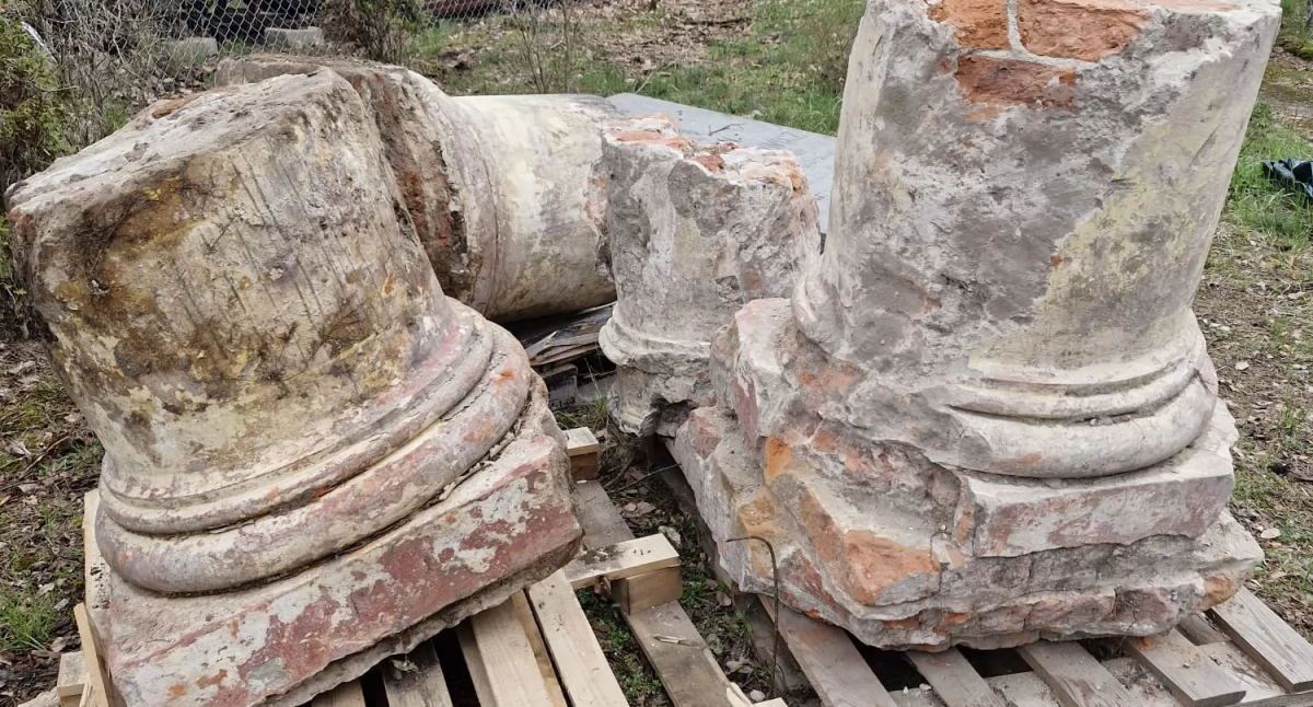 Fragmenty kolumn przedwojennej synagogi w Muzeum Ziemi Otwockiej