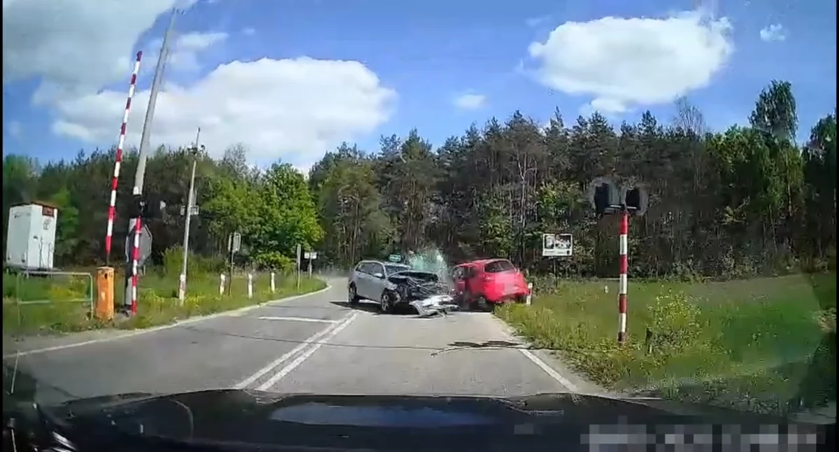 Zderzenie trzech pojazdów na przejeździe kolejowym we Władzinie. Film ku przestrodze