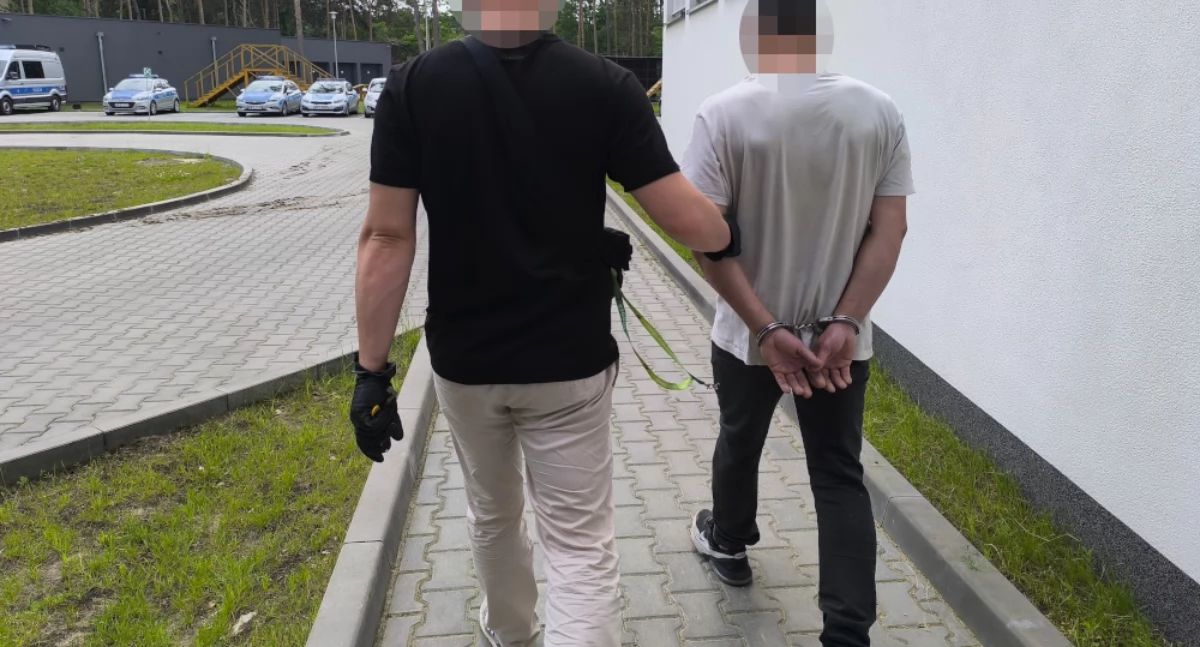 Pijany kierowca zaoferował policjantom dużo pieniędzy - straci mercedesa