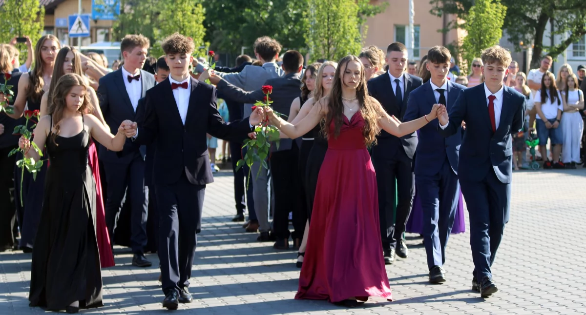 Uroczysty polonez ósmoklasistów z Karczewa - taniec, który wzrusza i łączy pokolenia (galeria)