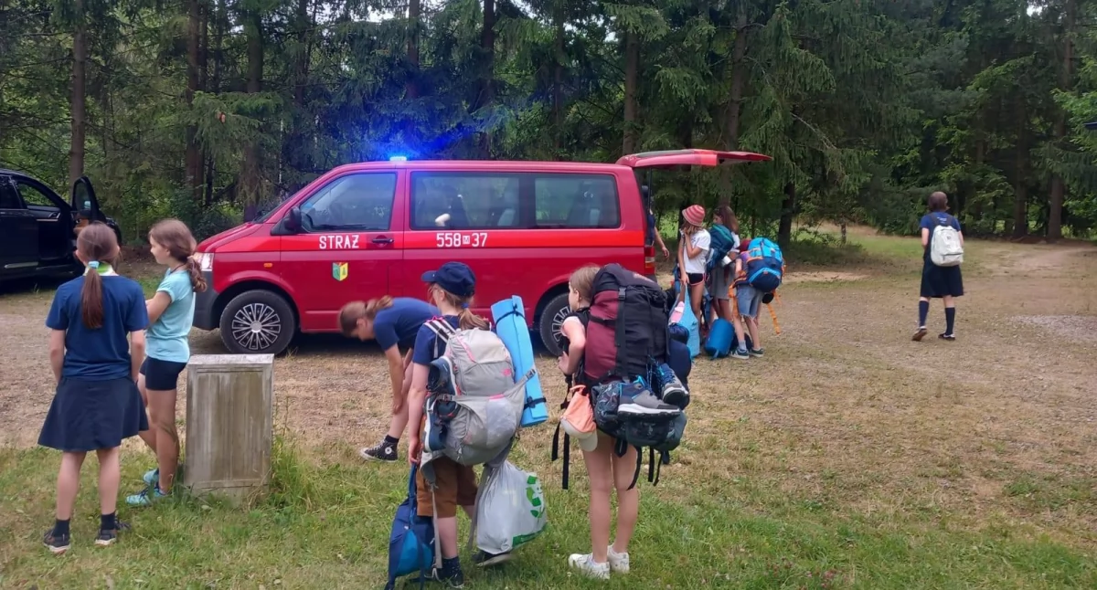 Bezpieczni mimo ulewy – harcerze z Celestynowa ewakuowani przez strażaków
