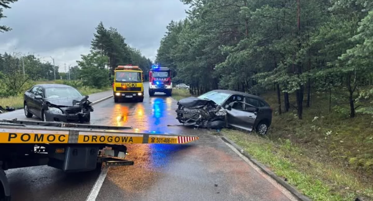 Czołowe zderzenie w Pogorzeli. Dwie osoby ranne