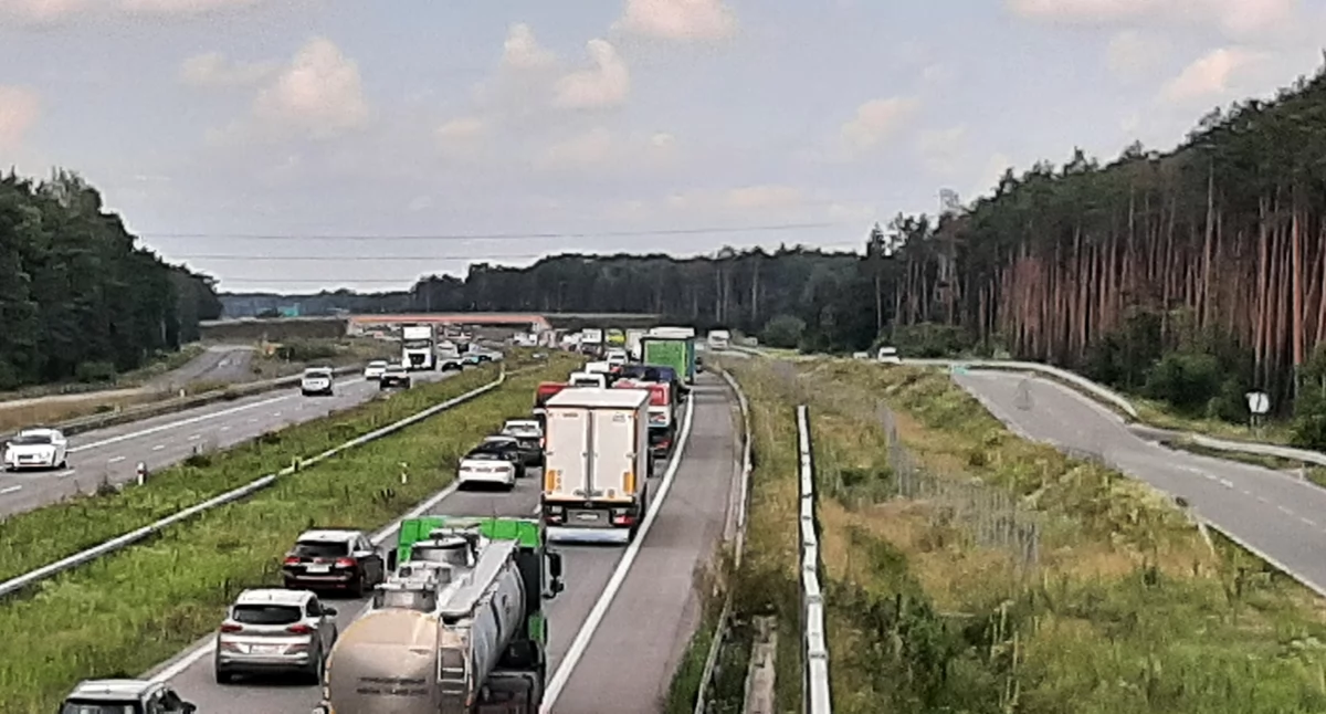 Gigantyczny korek na S17 w stronę Warszawy. Wypadek koło Wiązowny sparaliżował ruch