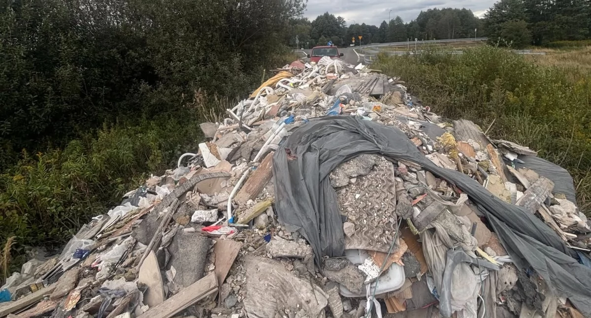 Góry śmieci zablokowały drogę do Glinek. Burmistrz Karczewa: „To przestępstwo wobec ludzi i natury”