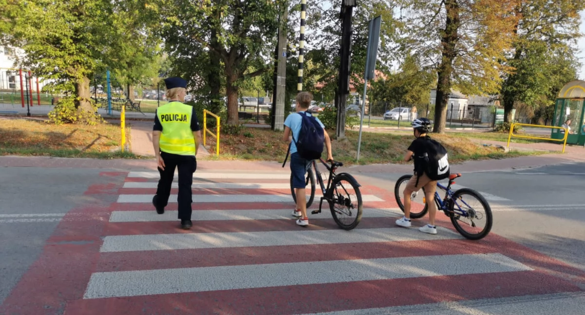 Bezpieczna droga do szkoły – otwoccy policjanci czuwają nad bezpieczeństwem uczniów