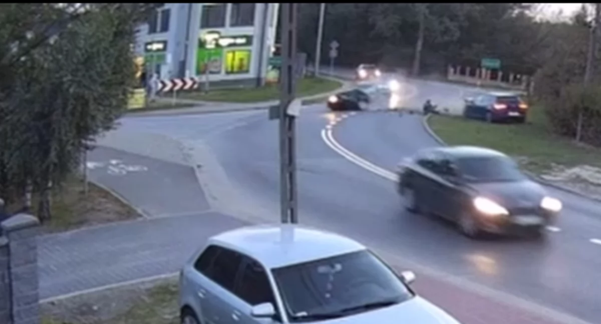Zderzenie czołowe w Karczewie: 18-latek wyprzedzał na zakręcie i próbował uciec z miejsca wypadku