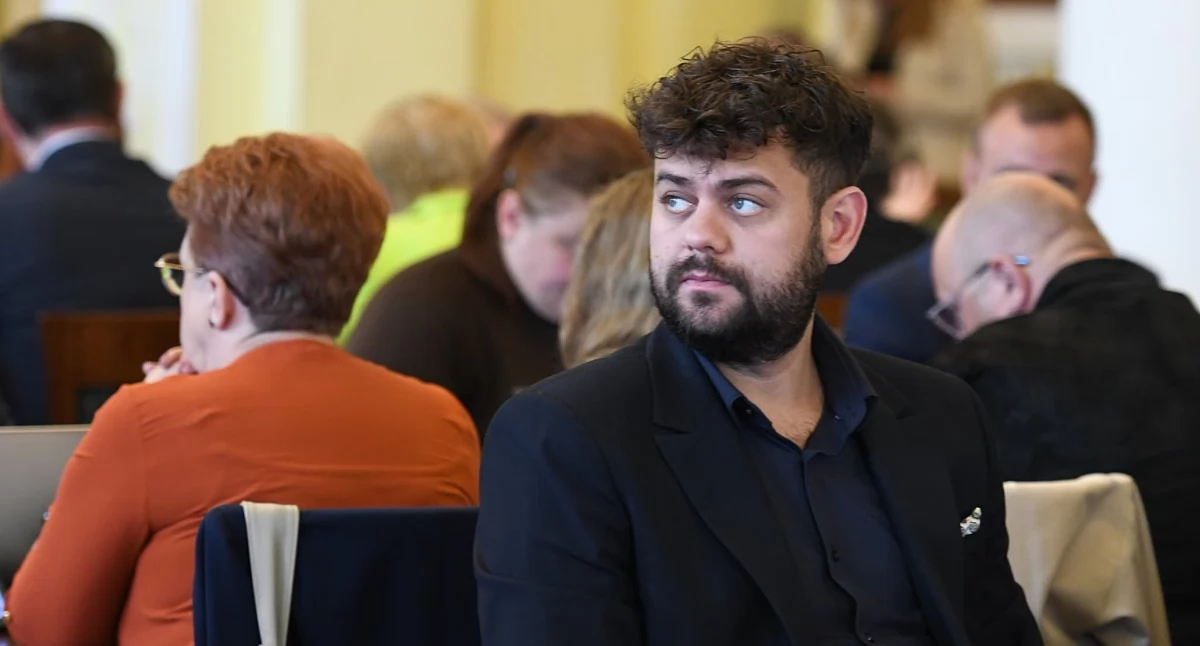Damian Olszewski odwołany z rad nadzorczych otwockich spółek. Ile zarobił syn wicestarosty?