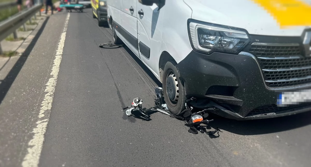 Wypadek w Otwocku: Rower pod kołami dostawczaka. Policja apeluje o rozwagę