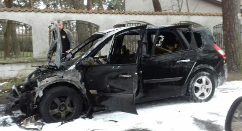 Auto spłonęło w Józefowie