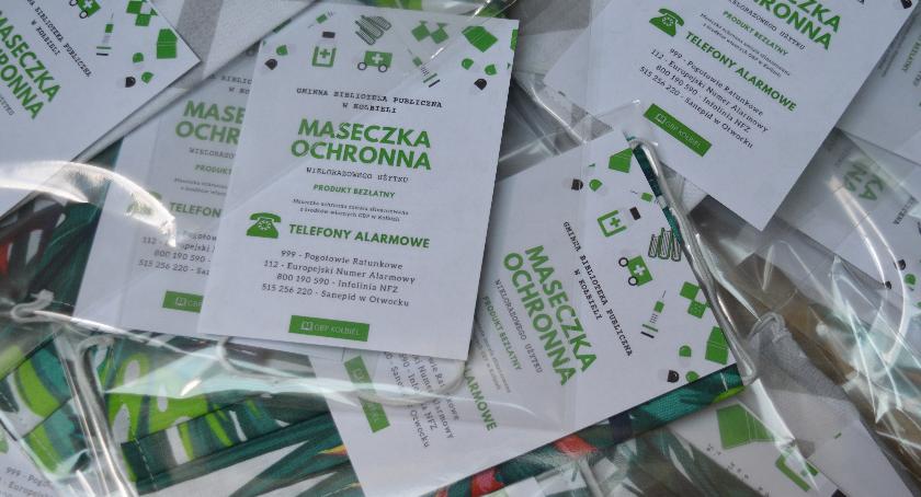 Biblioteka rozdaje maseczki
