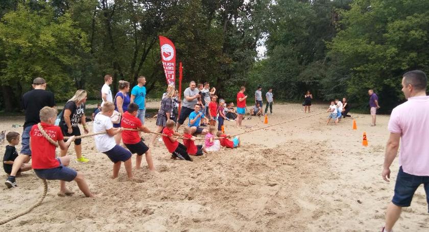 Górą Szwagry i Julia, czyli przeciąganie liny na otwockiej plaży