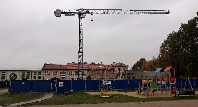 Zakręt: szkoła pod żurawiem