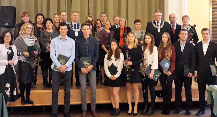 Szczęśliwa dwunastka absolwentów szkół ponadgimnazjalnych