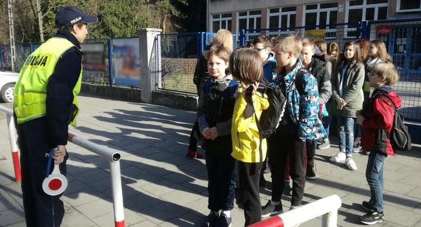 Niebezpieczne zabawy pod szkołami - prewencyjne spotkania policjantów z uczniami