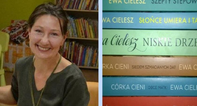 Pisarka Ewa Cielesz w otwockiej MBP