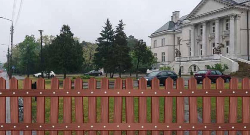 Jedni chcą pomnik, inni ogrodzenie