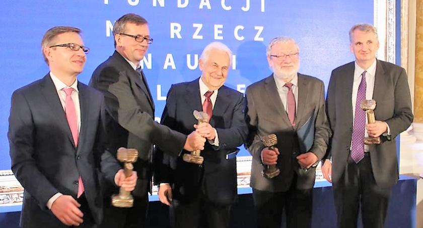 Statuetki Ryszarda Kozłowskiego nagrodami naukowców