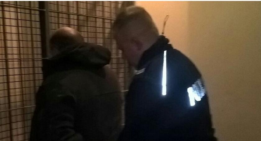 Awanturnik domowy z kosą w ręku