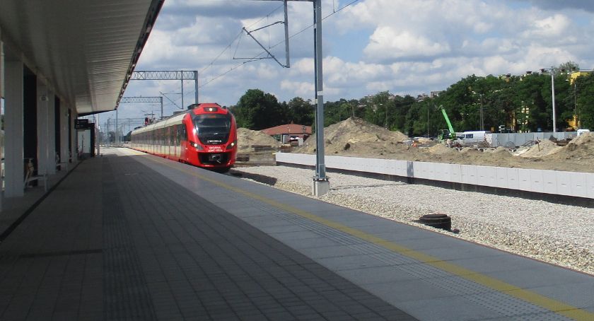 Dwa tygodnie utrudnień dla pasażerów pociągów oraz kierowców