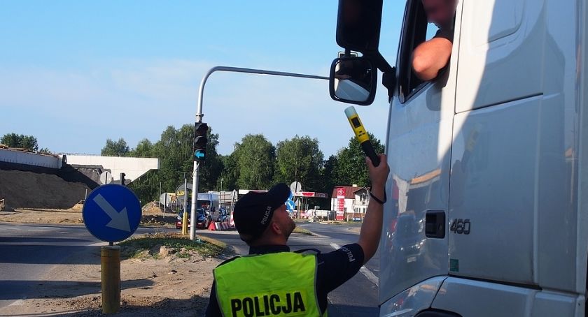 Jeden w drzewo, drugi w parkan