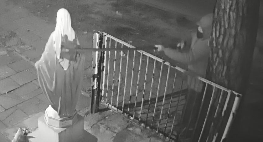 Apel policji w sprawie zniszczenia figury Matki Bożej  