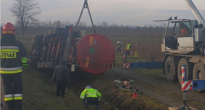 20-tonowa cysterna z krwią zderzyła się z autem 
