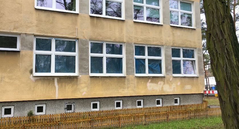 Lekcje w SP12 z wiertarką udarową w tle