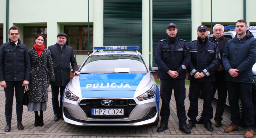 Dwa nowe radiowozy i narkotester dla otwockiej policji