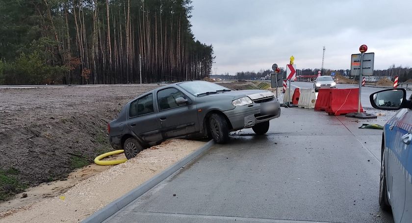Pijany kierowca staranował barierki przy DK17 
