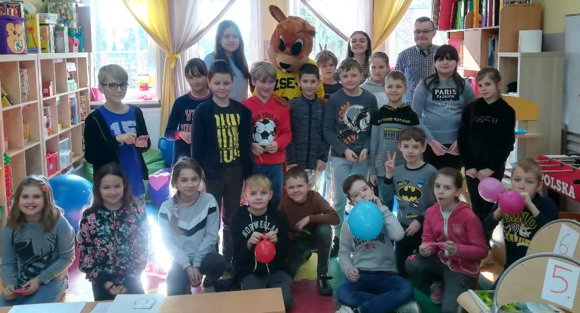 Uczniowie Ekonomika realizują projekt społeczny w SP nr 8 