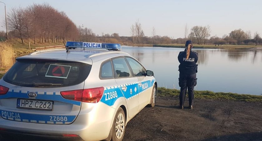 Dwóch nastolatków wędkowało nad Moczydłem. Rodzice ukarani mandatami