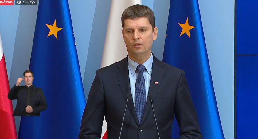 Szkoły zamknięte przez następny miesiąc. Egzaminy ósmoklasisty i maturalne w czerwcu