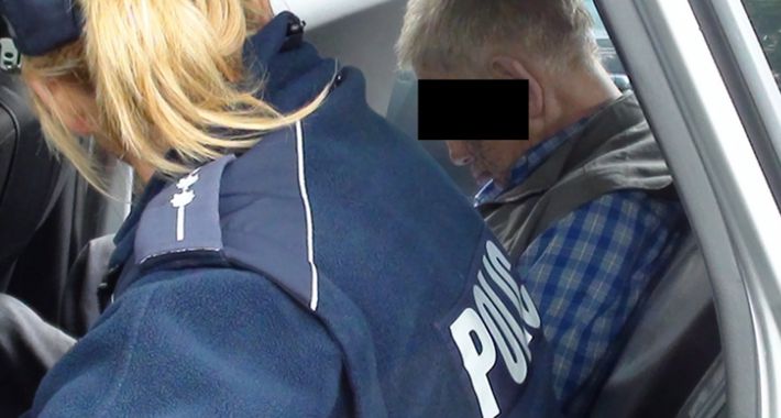 Cios ostrym narzędziem w okolice klatki