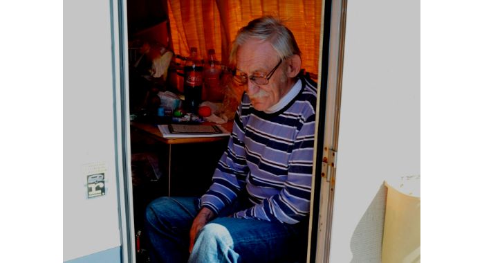 73-letni mężczyzna z Otwocka na bruku (c.d)