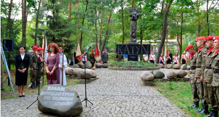 Uroczystości pod pomnikiem katyńskim w Otwocku
