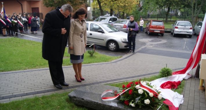 Uroczystość przed pomnikiem Tajnej Organizacji Nauczycielskiej