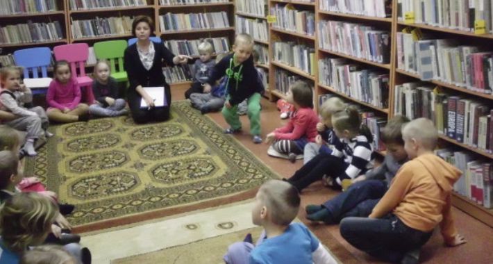 Pogadanki filozoficzne w bibliotece w Gliniance