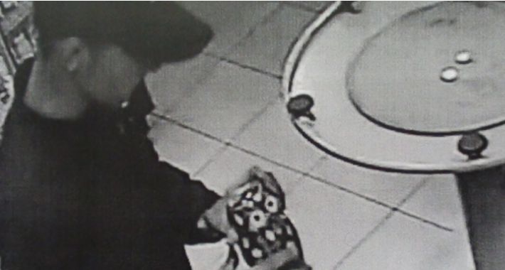 Poszukiwany sprawca kradzieży rozbójniczej w Kebabie przy Karczewskiej