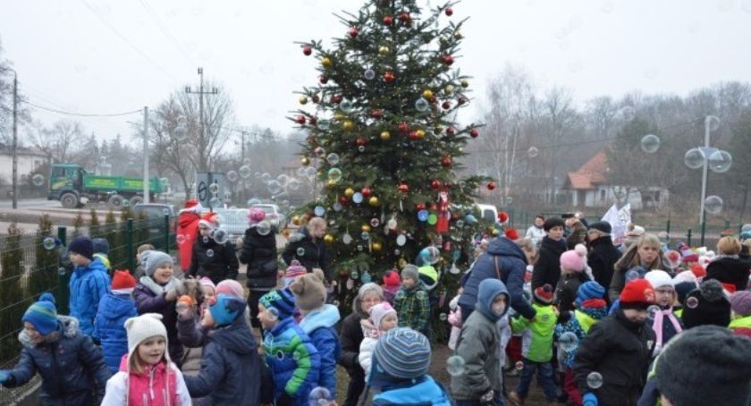 Choinka w Wiązownie przystrojona