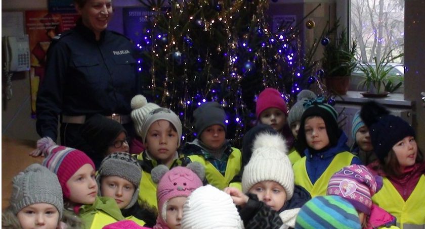 Dzieci z kolędą u policjantów