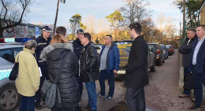 Prezydent osaczony na parkingu