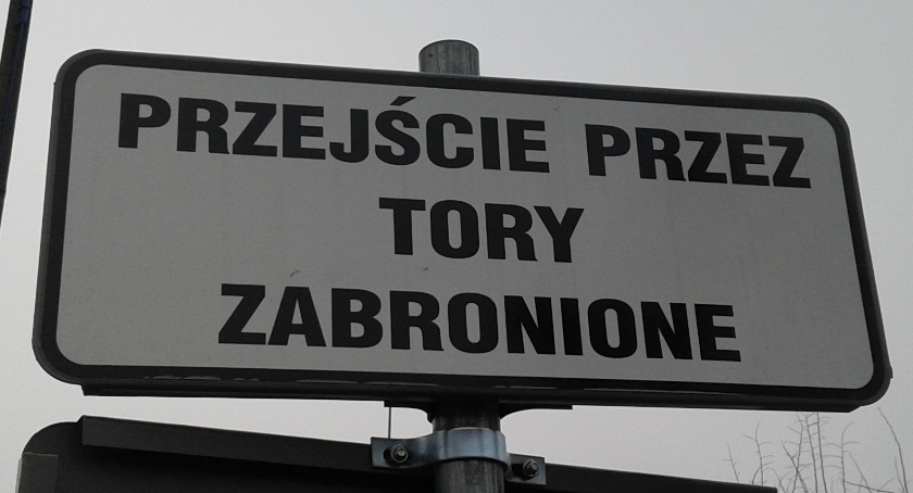 Uwaga! Przejście przez tory zabronione!