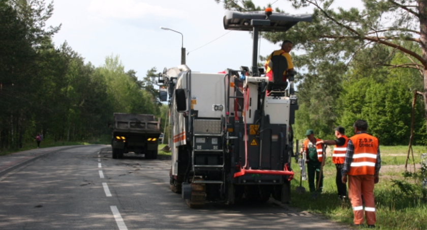 Na celestynowskich drogach robota wre 