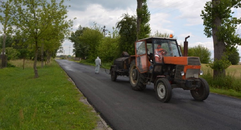 Nowy asfalt na dwóch wiązowskich drogach 