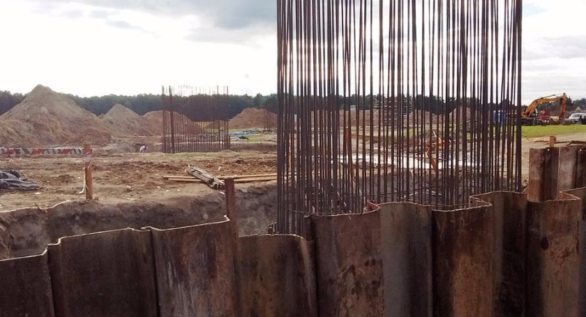 Wolniej na DK17 w Góraszce - budują wiadukt