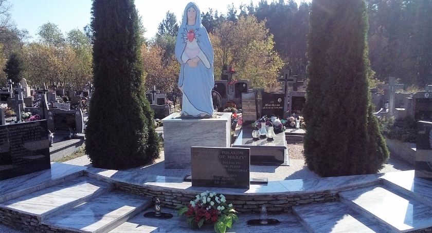 Granitowa mogiła wojenna w Sobieniach Jeziorach 