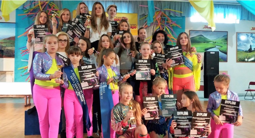 4 puchary i 10 medali tancerek GOK Wiązowna