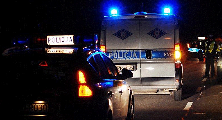 Starsza kobieta pod kołami autobusu